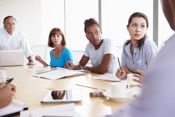 Empresarios se reúnen en la sala de juntas — Foto de Stock