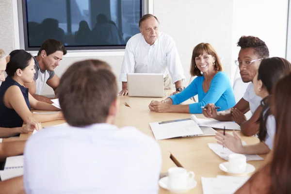 Empresarios se reúnen en la sala de juntas — Foto de Stock