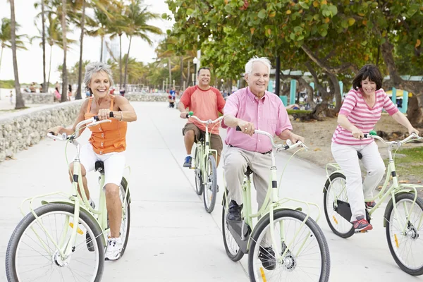 Des amis qui s'amusent à vélo — Photo
