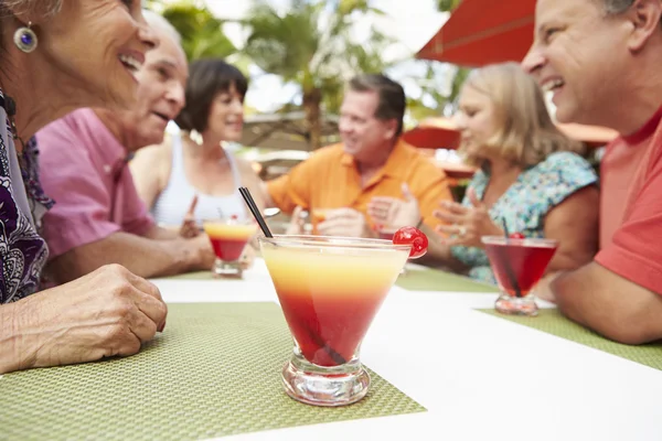 Senior vrienden genieten van Cocktails In Bar — Stockfoto