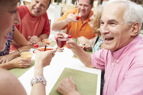 Senior vrienden genieten van Cocktails In Bar — Stockfoto