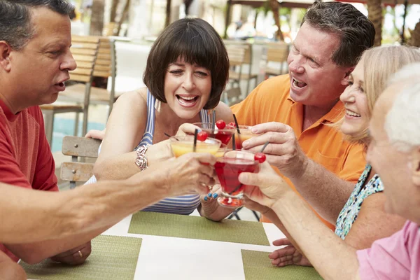 Amigos mayores disfrutando de cócteles en el bar — Foto de Stock