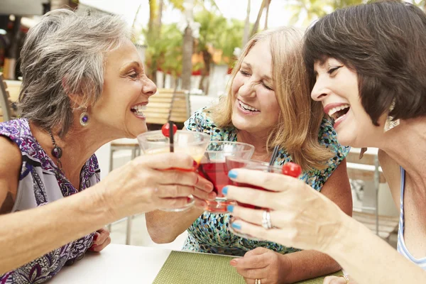 Senioren genießen Cocktails in Bar — Stockfoto