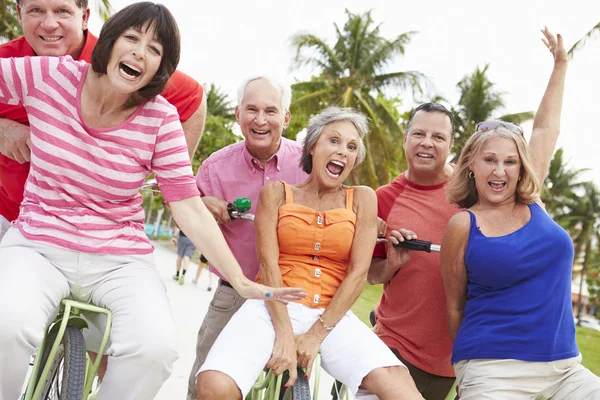 Freunde haben Spaß beim Radeln — Stockfoto