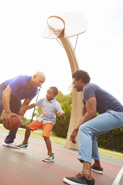 Grootvader met zoon en kleinzoon spelen basketbal — Stockfoto
