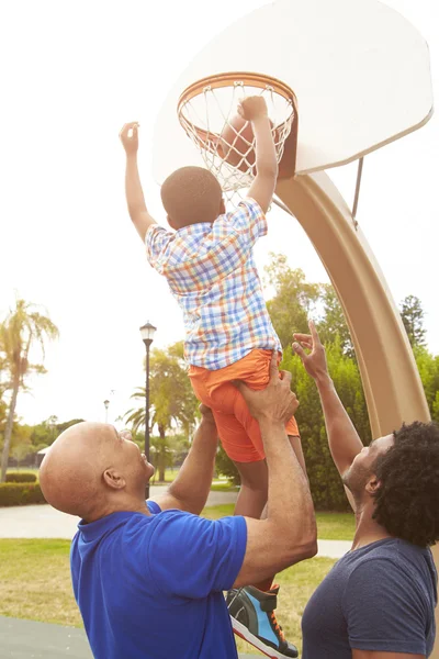 Avô com filho e neto jogando basquete — Fotografia de Stock