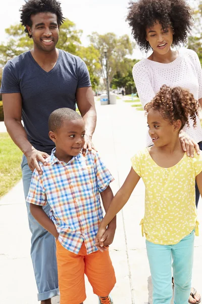 Familia caminando en el parque juntos — Foto de Stock