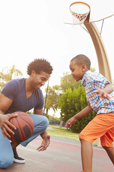 Father With Son Playing Basketball In Park — Stock Photo, Image