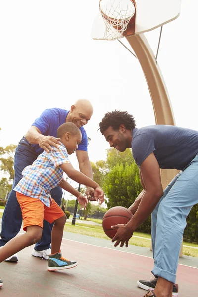 Grootvader met zoon en kleinzoon spelen basketbal — Stockfoto