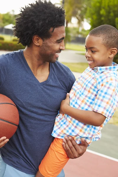 Ojciec z synem gry w koszykówkę w parku — Zdjęcie stockowe