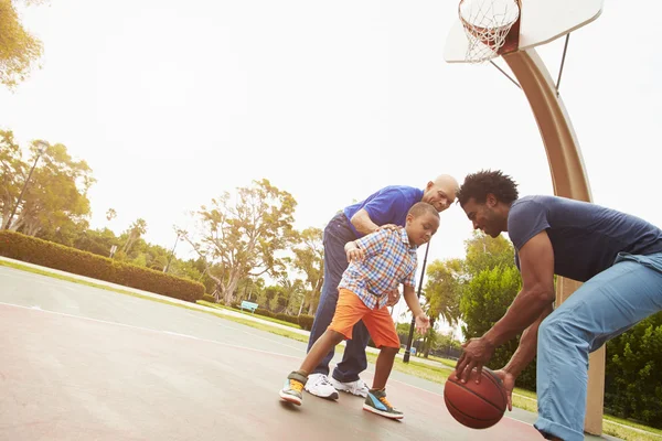 Avô com filho e neto jogando basquete — Fotografia de Stock