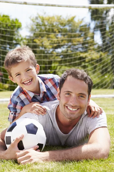 Padre e hijo con fútbol Fotos De Stock Sin Royalties Gratis