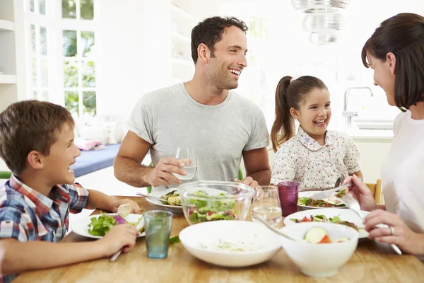 Familie isst gemeinsam zu Abend lizenzfreie Stockfotos