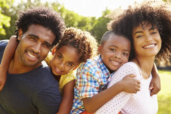 Ouders waardoor kinderen meeliften rit — Stockfoto