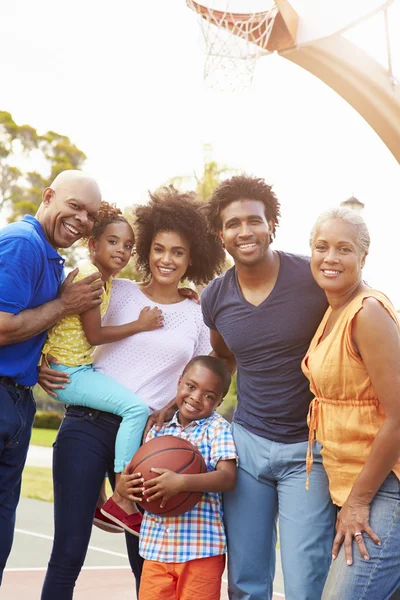 Multi geração família jogar basquete — Fotografia de Stock