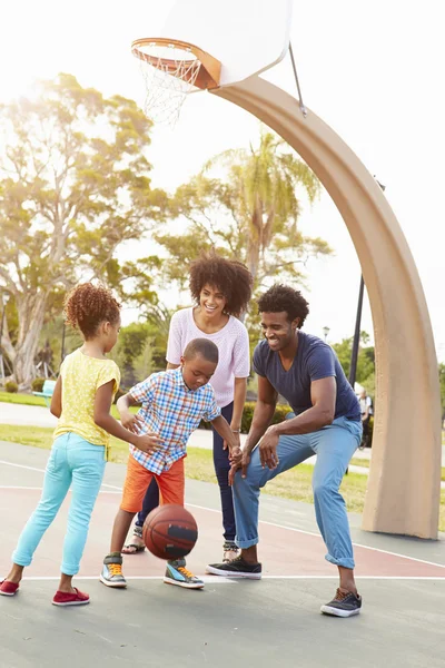 Birlikte basketbol oynayan aile — Stok fotoğraf