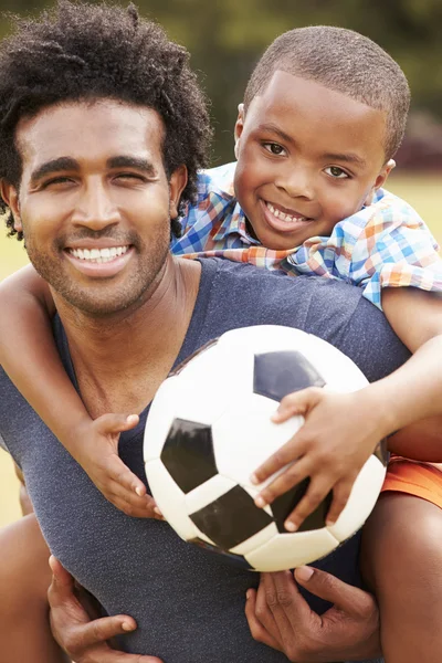 Pai com filho jogando futebol no parque — Fotografia de Stock