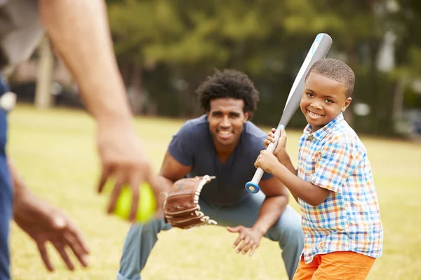 Dziadek z synem i wnukiem w baseball — Zdjęcie stockowe