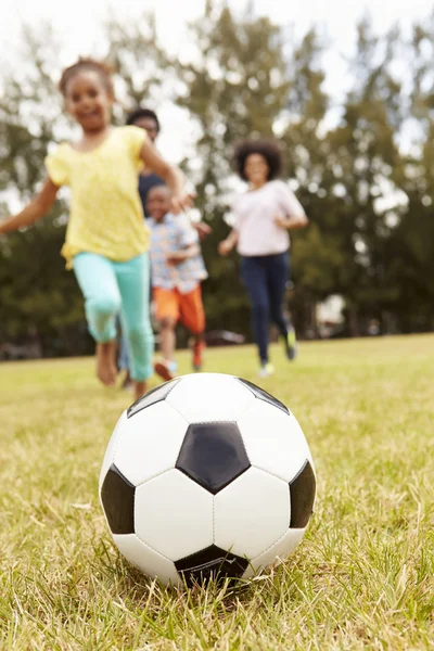 Familie spielt gemeinsam Fußball im Park — Stockfoto