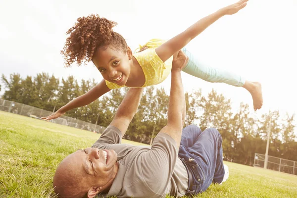 Abuelo jugando con la nieta en el parque —  Fotos de Stock