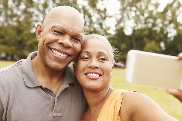 Selfie biorąc starszy para w parku — Zdjęcie stockowe