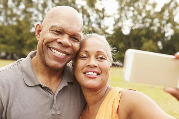 Couple âgé prenant Selfie dans le parc — Photo