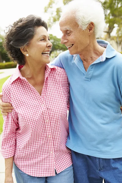 Couple sénior marchant dans le parc — Photo