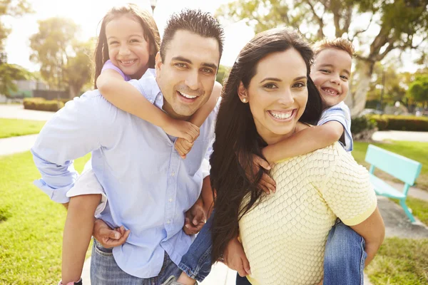 Padres dando paseo a los niños a cuestas — Foto de Stock