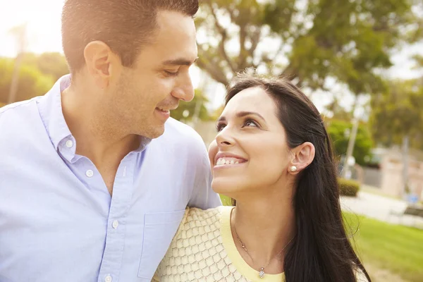 Pareja hispana caminando en el parque — Foto de Stock