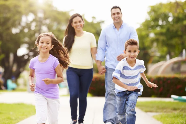 Familie samen wandelen In het Park — Stockfoto