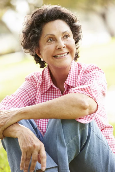 Senior mulher sentada no parque — Fotografia de Stock