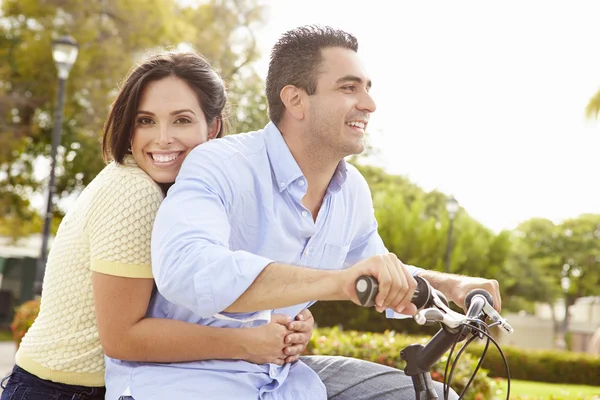 年轻夫妇骑着自行车在公园 — 图库照片