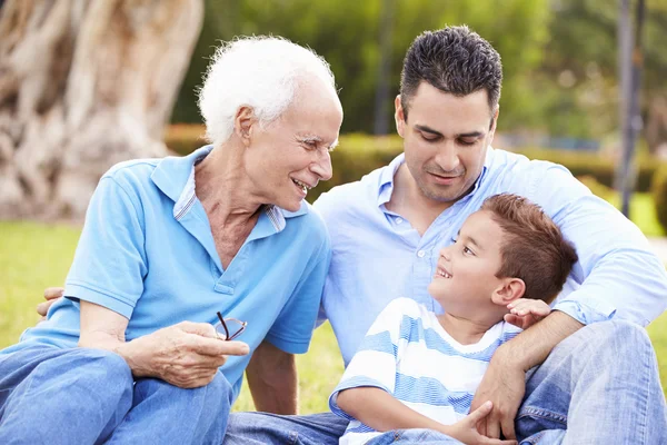 Nonno con nipote e padre in parco — Foto Stock