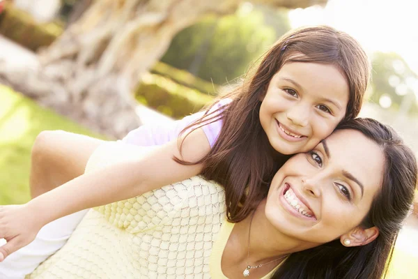 Ispanico madre e figlia in parco — Foto Stock