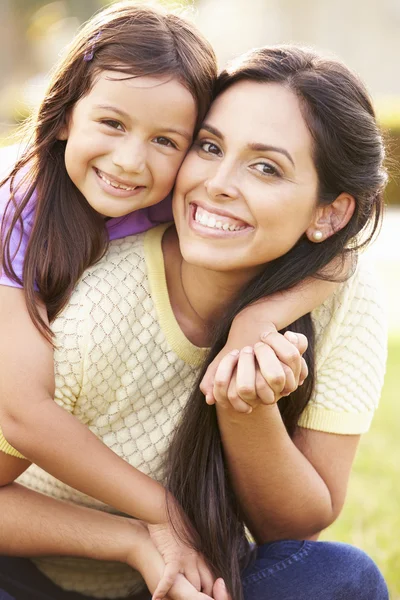 Madre e hija hispanas en el parque —  Fotos de Stock