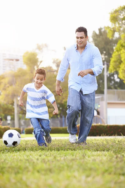 Baba oğluyla parkta futbol oynamak — Stok fotoğraf