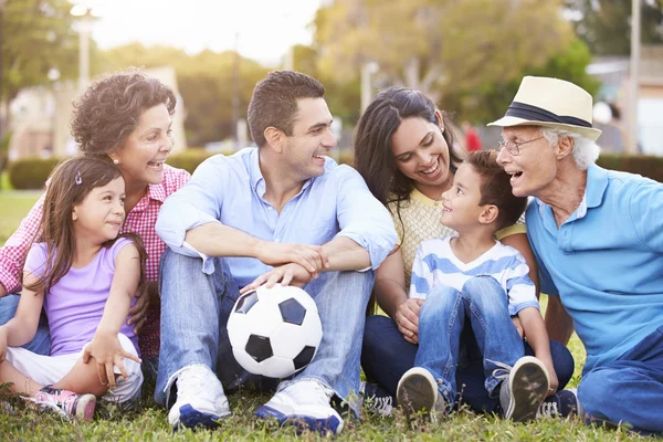 Familj spelar fotboll tillsammans — Stockfoto