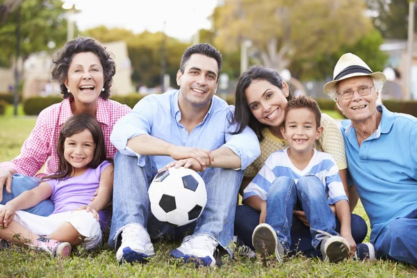 Familj spelar fotboll tillsammans — Stockfoto