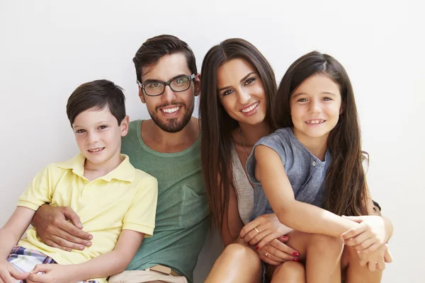 Familie sitzt gegen Wand — Stockfoto