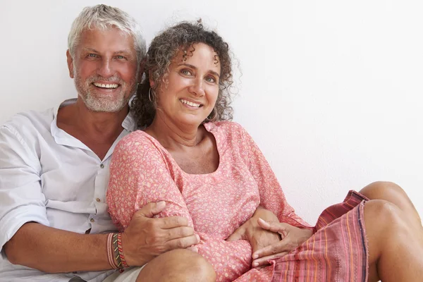 Liefdevolle ouder paar tegen muur — Stockfoto