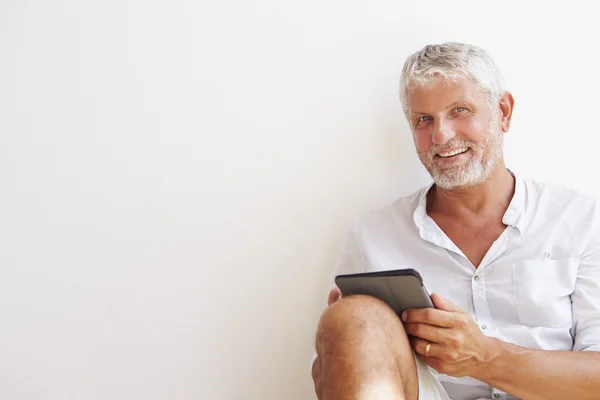 Olgun erkek dijital tablet kullanma — Stok fotoğraf