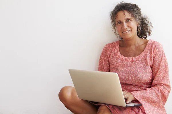 Volwassen vrouw met behulp van laptop — Stockfoto