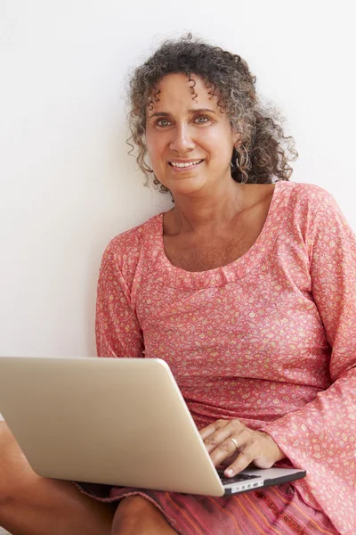 Mulher madura usando laptop — Fotografia de Stock