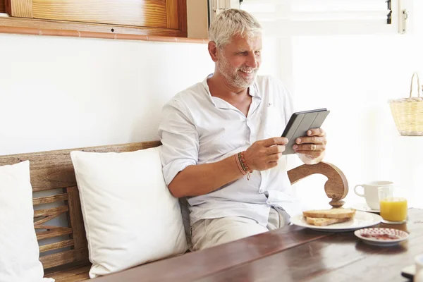 Reifer Mann mit digitalem Tablet — Stockfoto
