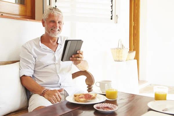 Reifer Mann mit digitalem Tablet — Stockfoto