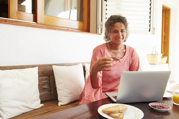 Reife Frau sitzt beim Frühstück — Stockfoto