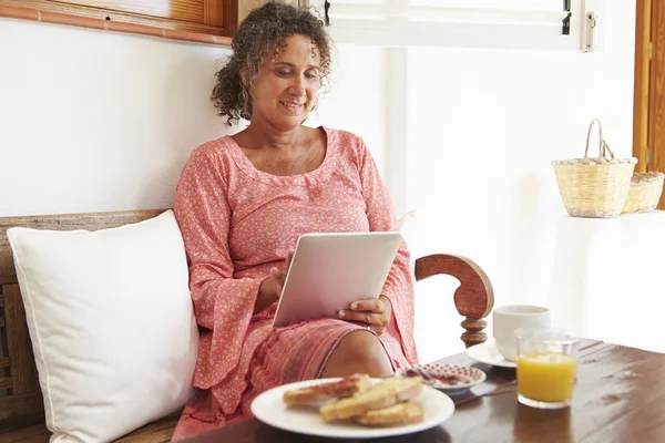 Volwassen vrouw met behulp van digitale tablet — Stockfoto