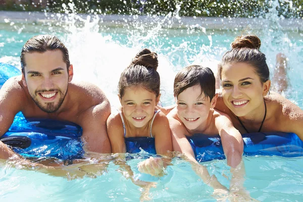 Família no leito de ar na piscina — Fotografia de Stock