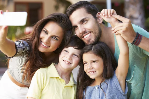 Familj i trädgården med Selfie — Stockfoto