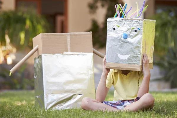 Ragazzo con robot fatto in casa — Foto Stock